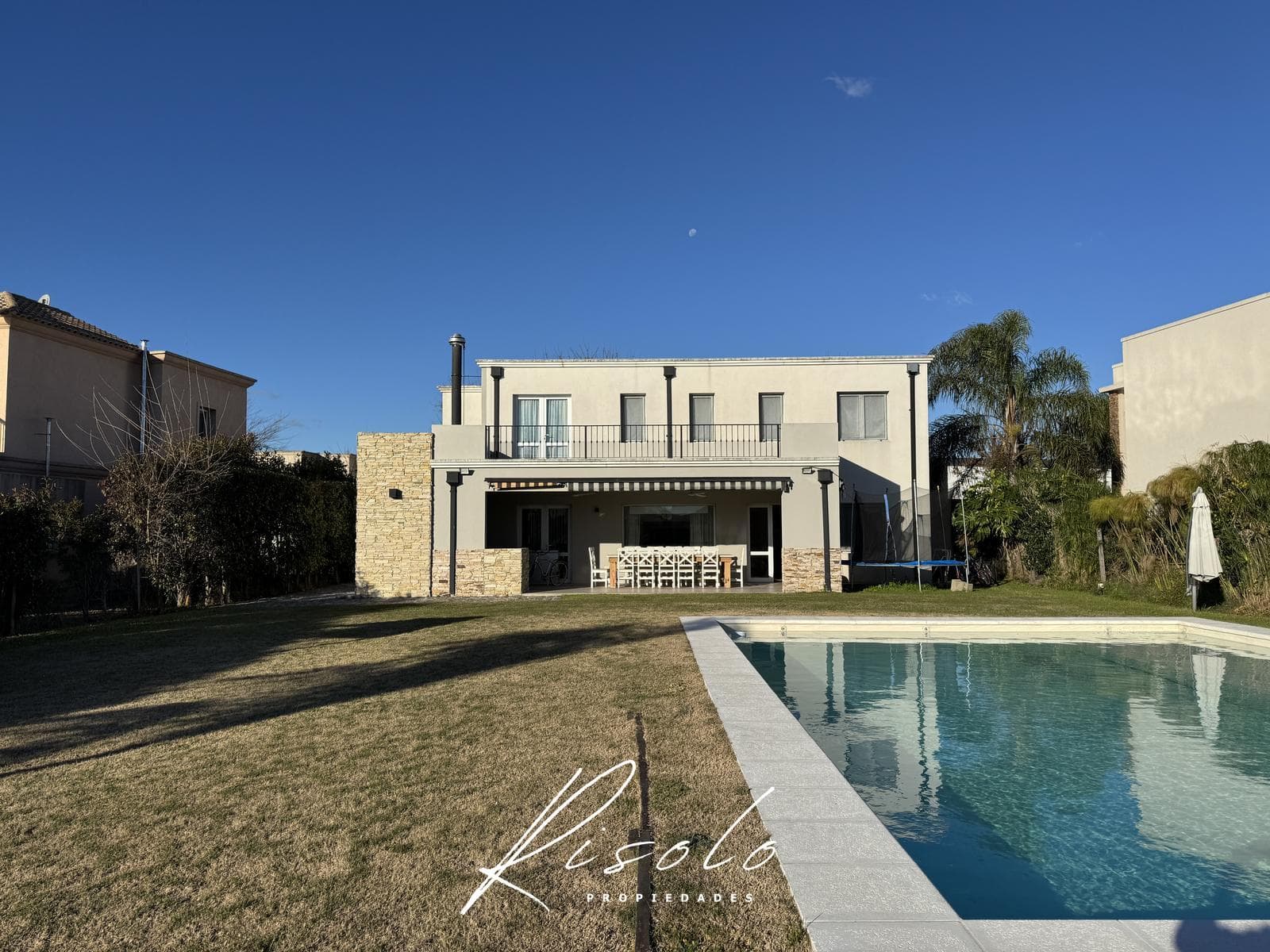 House for sale with a lot overlooking the lagoon and a pool on the island. Gated community, Escobar