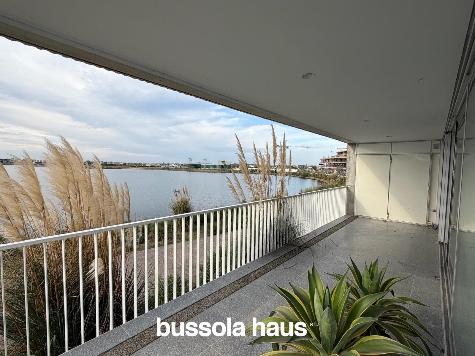 Three-room apartment for sale with garage and storage unit in Puertos Escobar