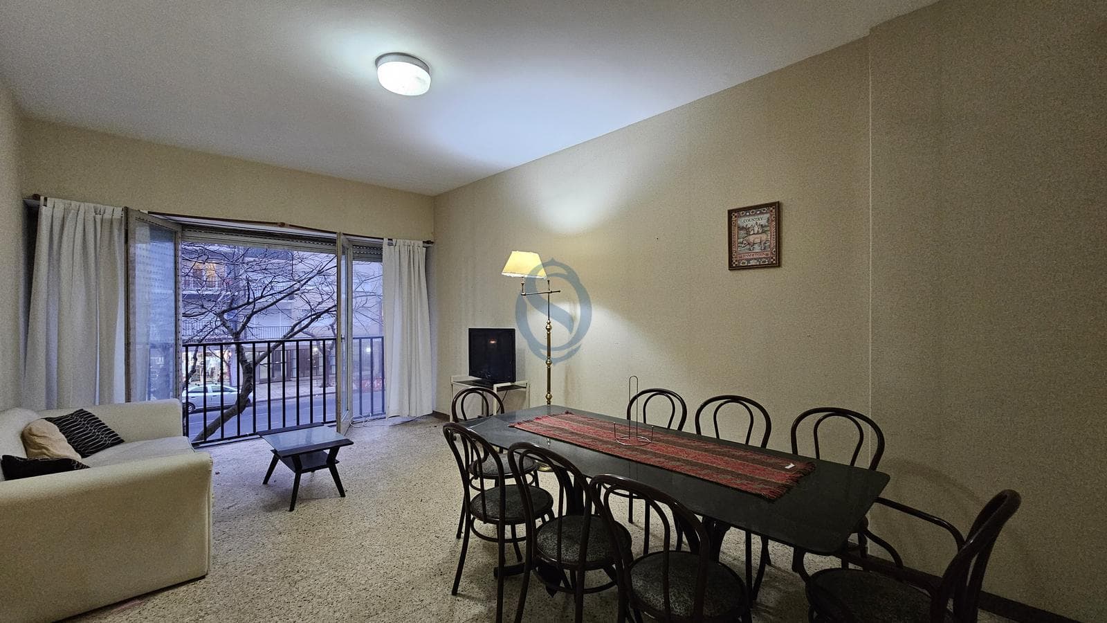 Three-room apartment for sale with a front-facing balcony in Downtown, Plaza Colón