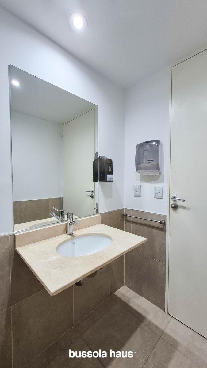 Office for rent on Libertador Avenue in Belgrano, with garage