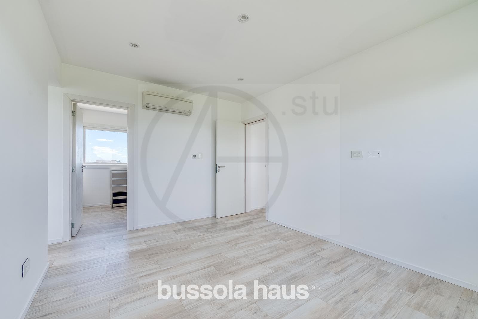 5-Bedroom House for Sale on Lake Costas Puertos Escobar