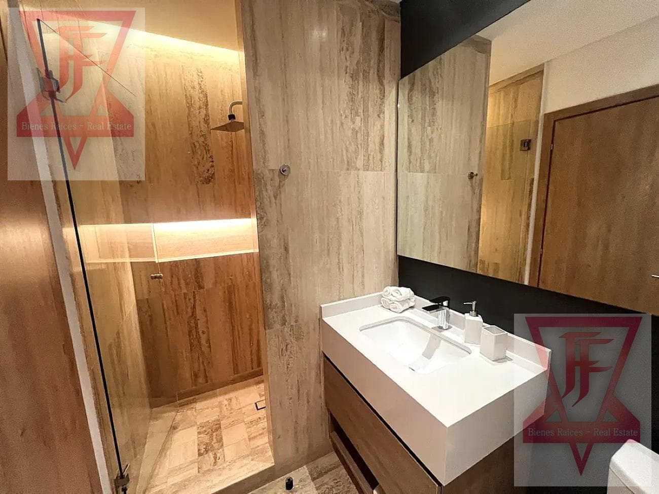 Departamento en Venta en Interlomas, 81 m2, 2 Recámaras, Gym, Alberca, Rodeado de Bosque !