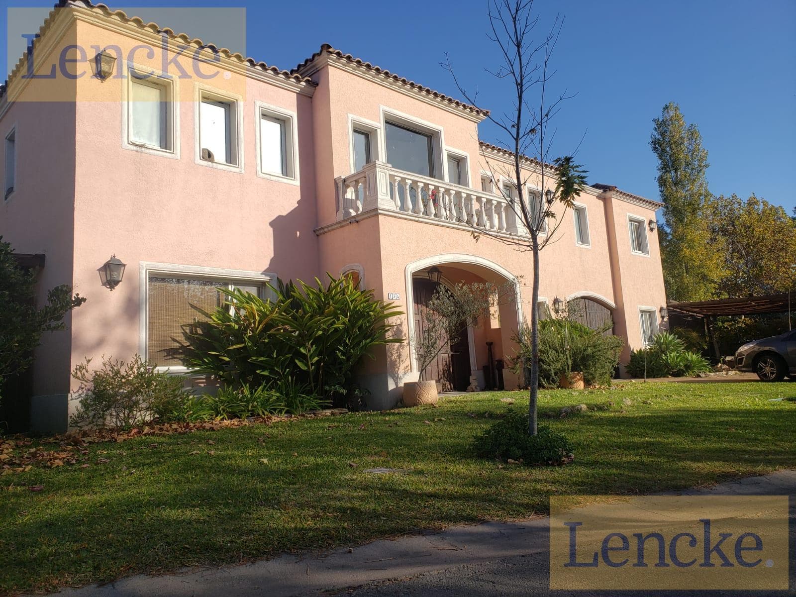 House overlooking the lagoon with unique views, 4 bedrooms, pool, large yard
