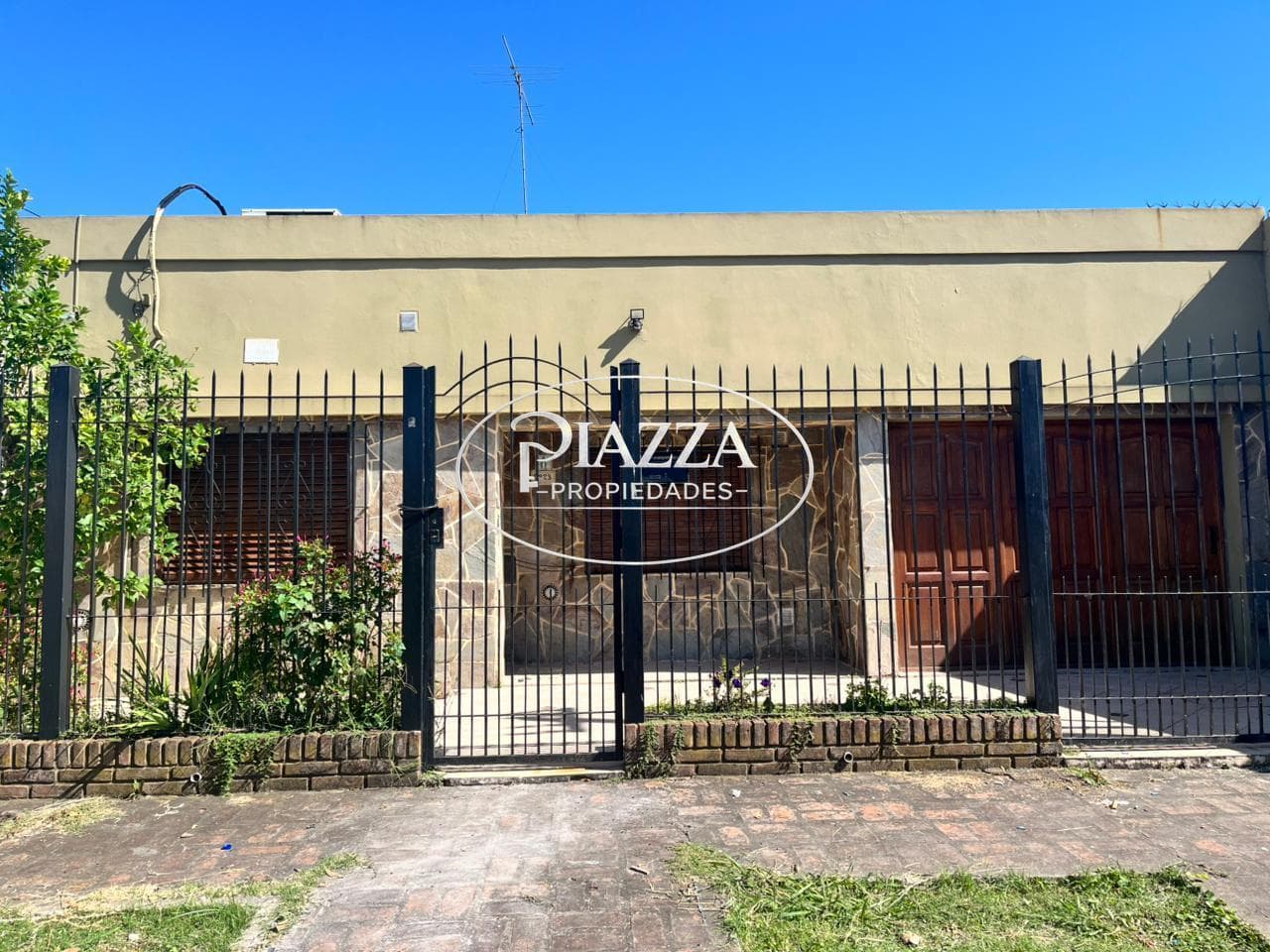 House for sale in Ringuelet - 2 bedrooms, shed, barbecue area, and patio - Calle 511 between 4 and 5