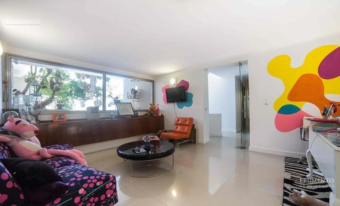 A unique residence in Olivos, featuring a garden, a pool, 10 rooms, and a 1,500-square-meter lot