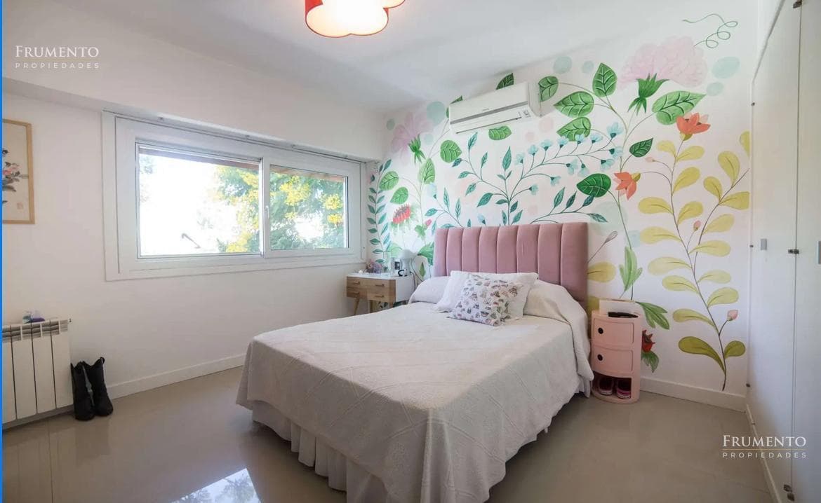 A unique residence in Olivos, featuring a garden, a pool, 10 rooms, and a 1,500-square-meter lot