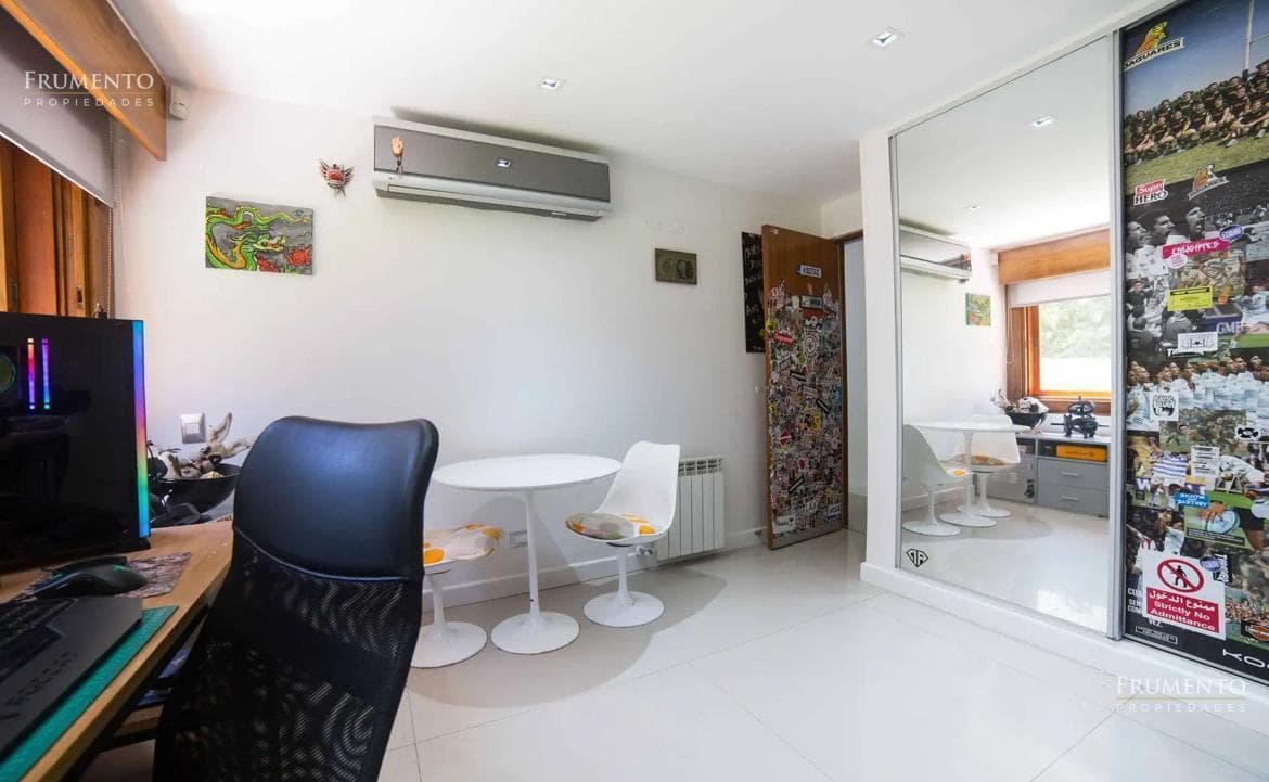 A unique residence in Olivos, featuring a garden, a pool, 10 rooms, and a 1,500-square-meter lot
