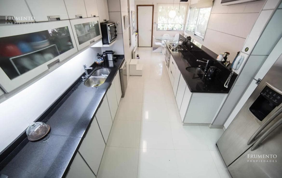 A unique residence in Olivos, featuring a garden, a pool, 10 rooms, and a 1,500-square-meter lot