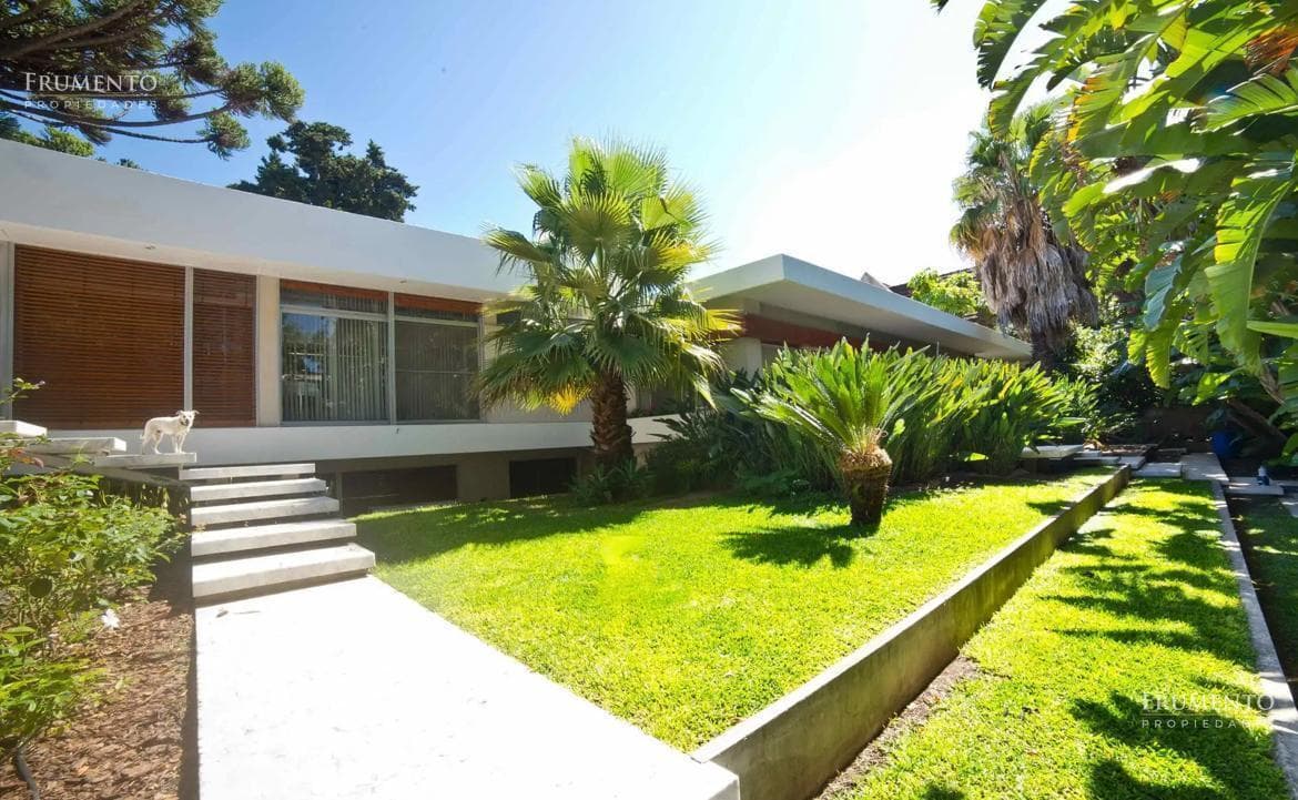 A unique residence in Olivos, featuring a garden, a pool, 10 rooms, and a 1,500-square-meter lot