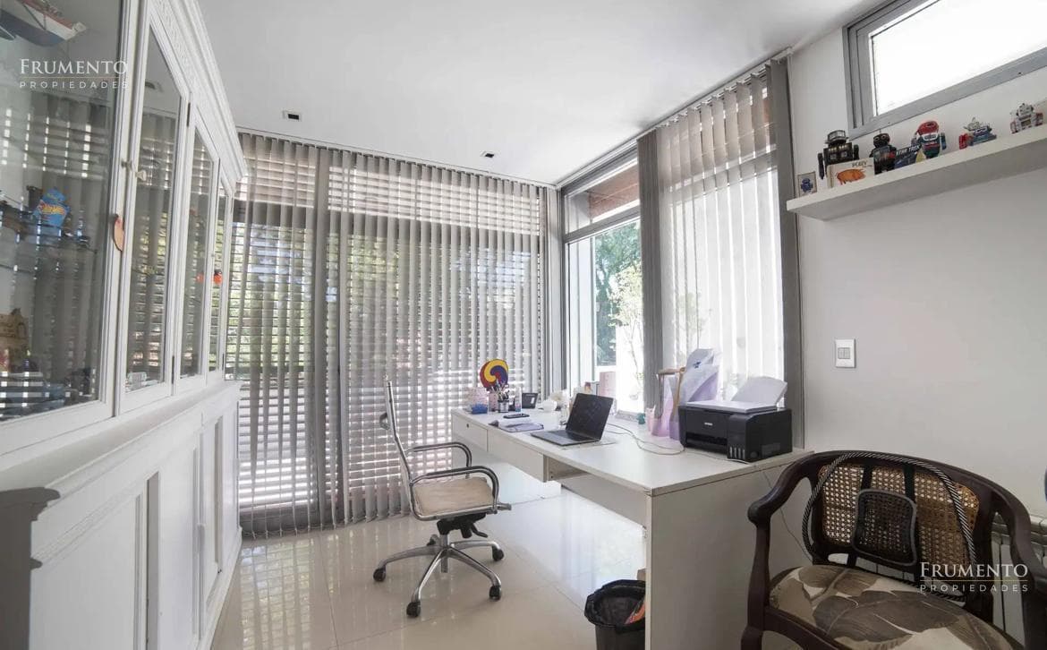 A unique residence in Olivos, featuring a garden, a pool, 10 rooms, and a 1,500-square-meter lot