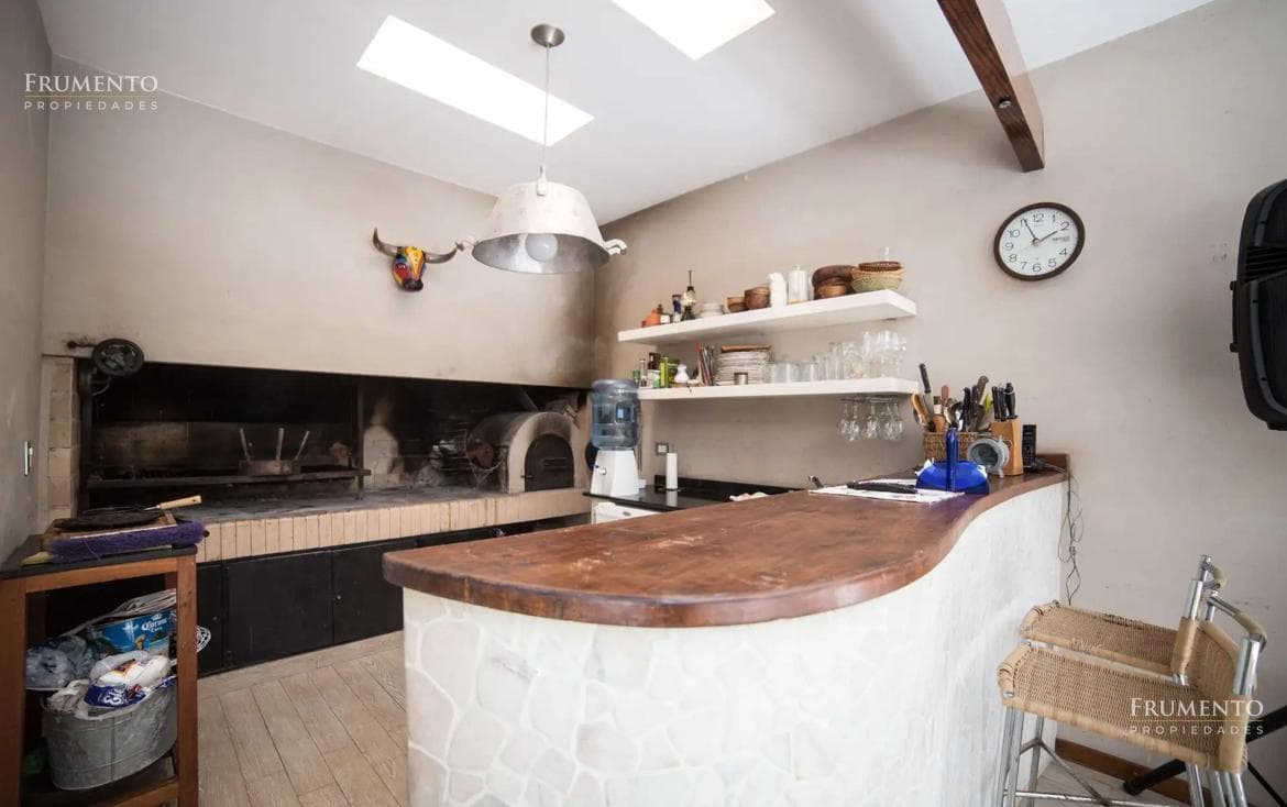 A unique residence in Olivos, featuring a garden, a pool, 10 rooms, and a 1,500-square-meter lot