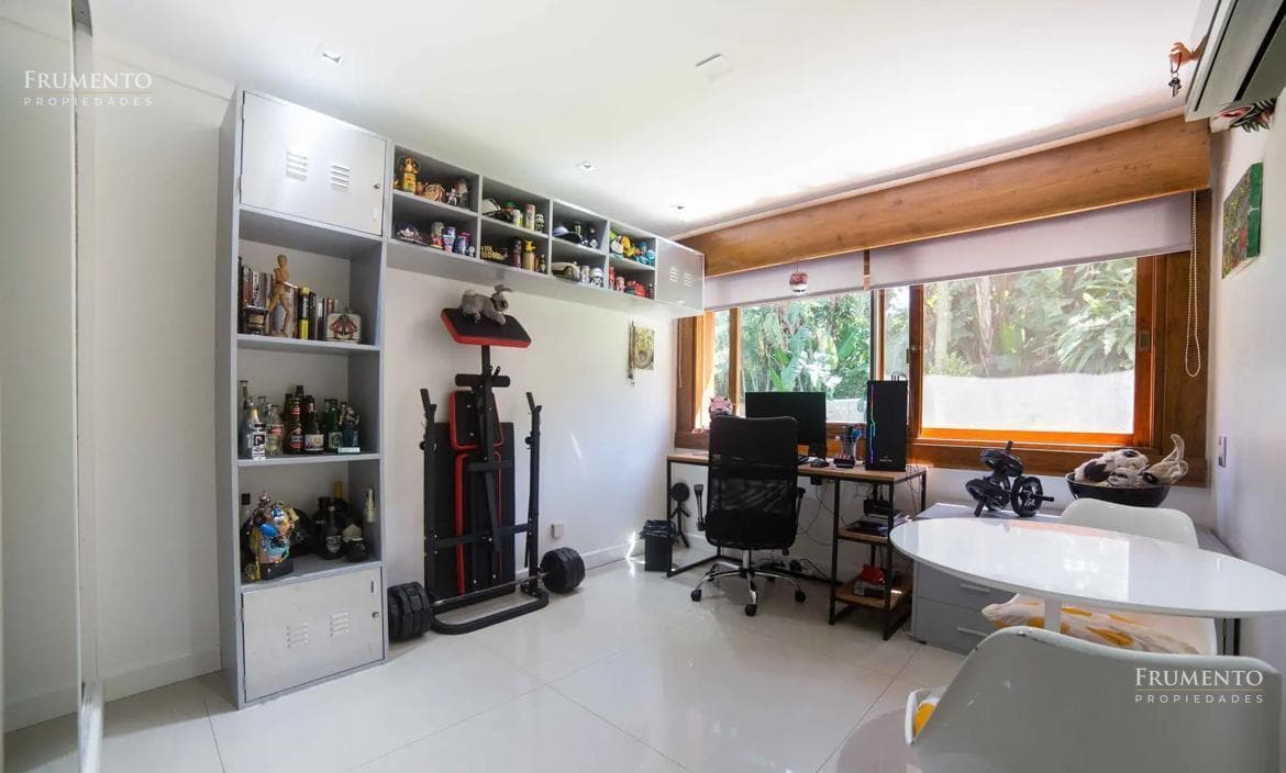 A unique residence in Olivos, featuring a garden, a pool, 10 rooms, and a 1,500-square-meter lot