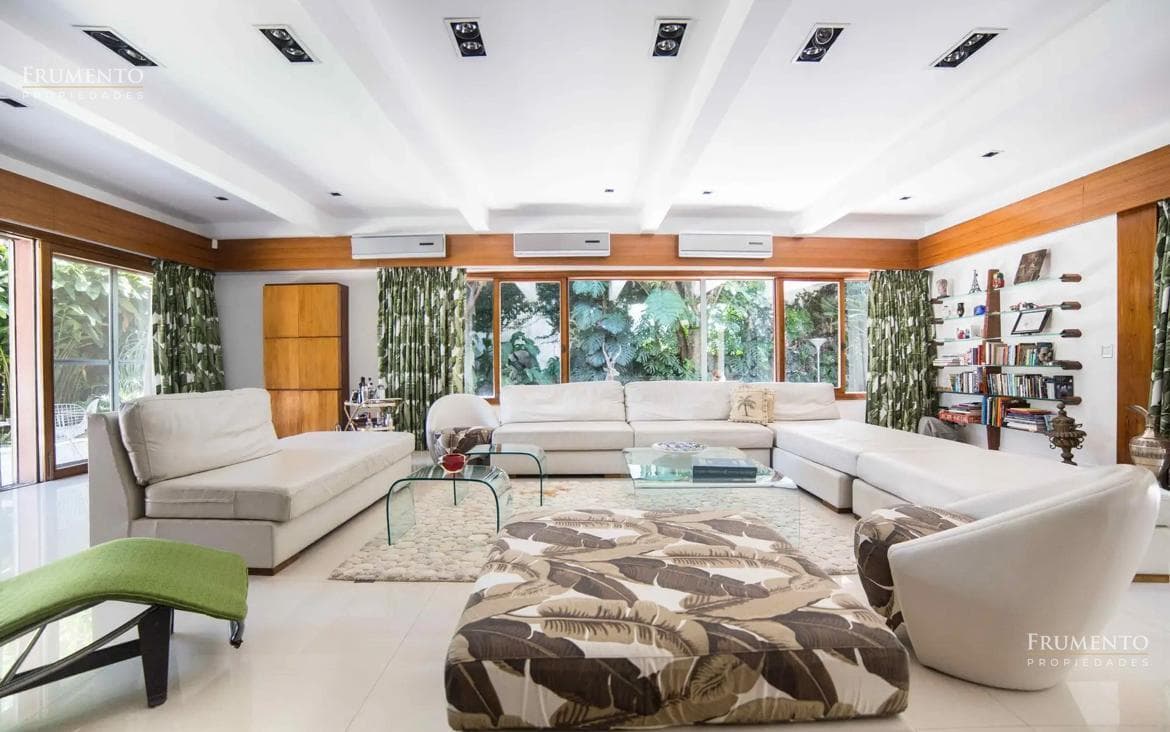 A unique residence in Olivos, featuring a garden, a pool, 10 rooms, and a 1,500-square-meter lot