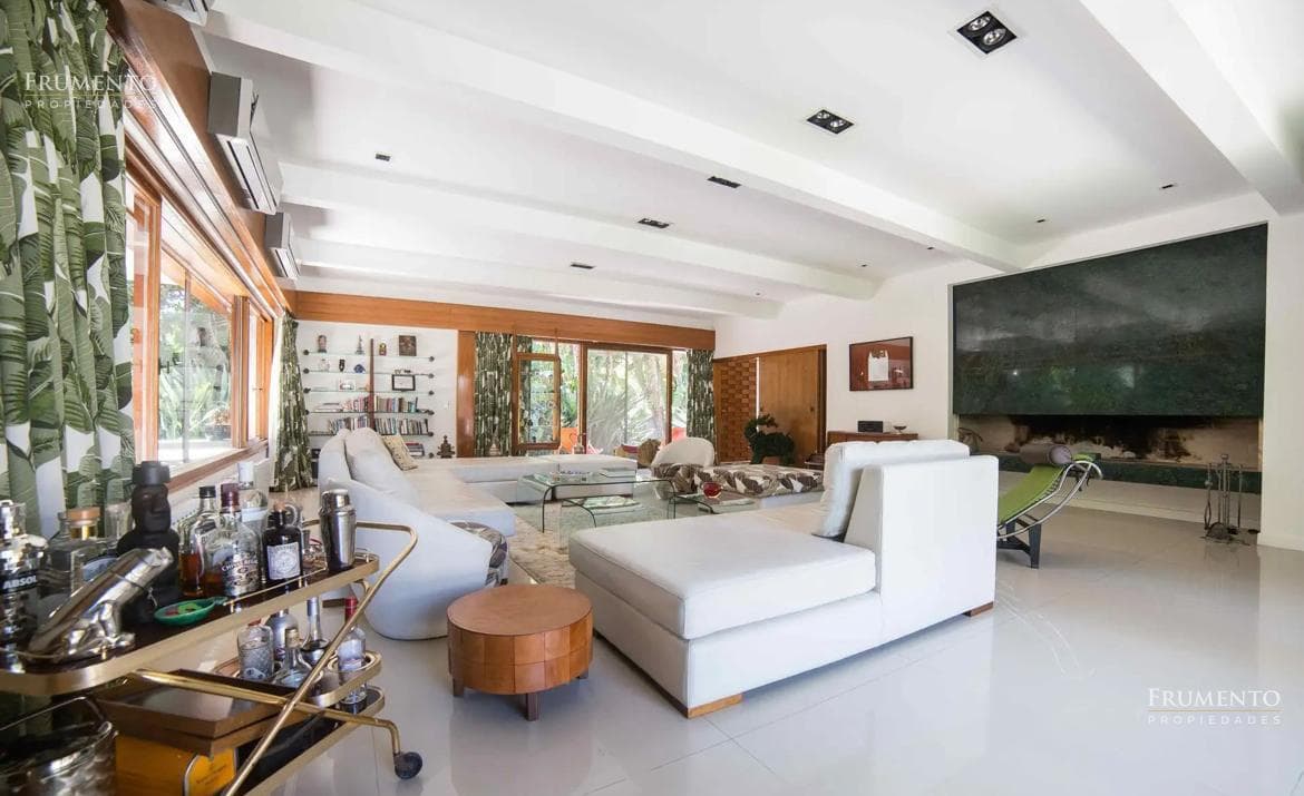 A unique residence in Olivos, featuring a garden, a pool, 10 rooms, and a 1,500-square-meter lot