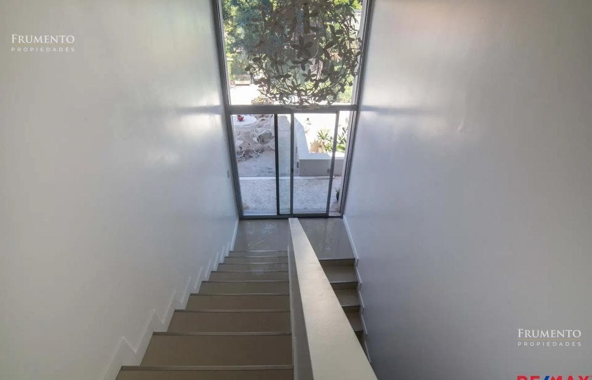 A unique residence in Olivos, featuring a garden, a pool, 10 rooms, and a 1,500-square-meter lot