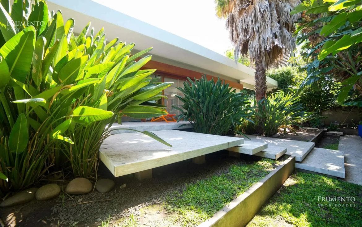 A unique residence in Olivos, featuring a garden, a pool, 10 rooms, and a 1,500-square-meter lot