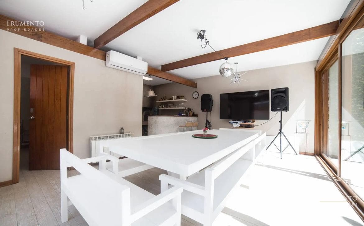 A unique residence in Olivos, featuring a garden, a pool, 10 rooms, and a 1,500-square-meter lot