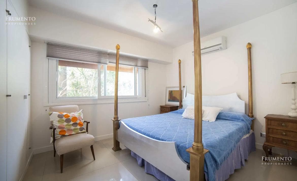 A unique residence in Olivos, featuring a garden, a pool, 10 rooms, and a 1,500-square-meter lot