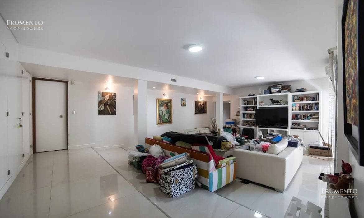A unique residence in Olivos, featuring a garden, a pool, 10 rooms, and a 1,500-square-meter lot