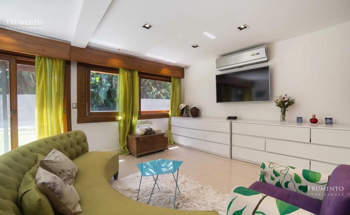 A unique residence in Olivos, featuring a garden, a pool, 10 rooms, and a 1,500-square-meter lot
