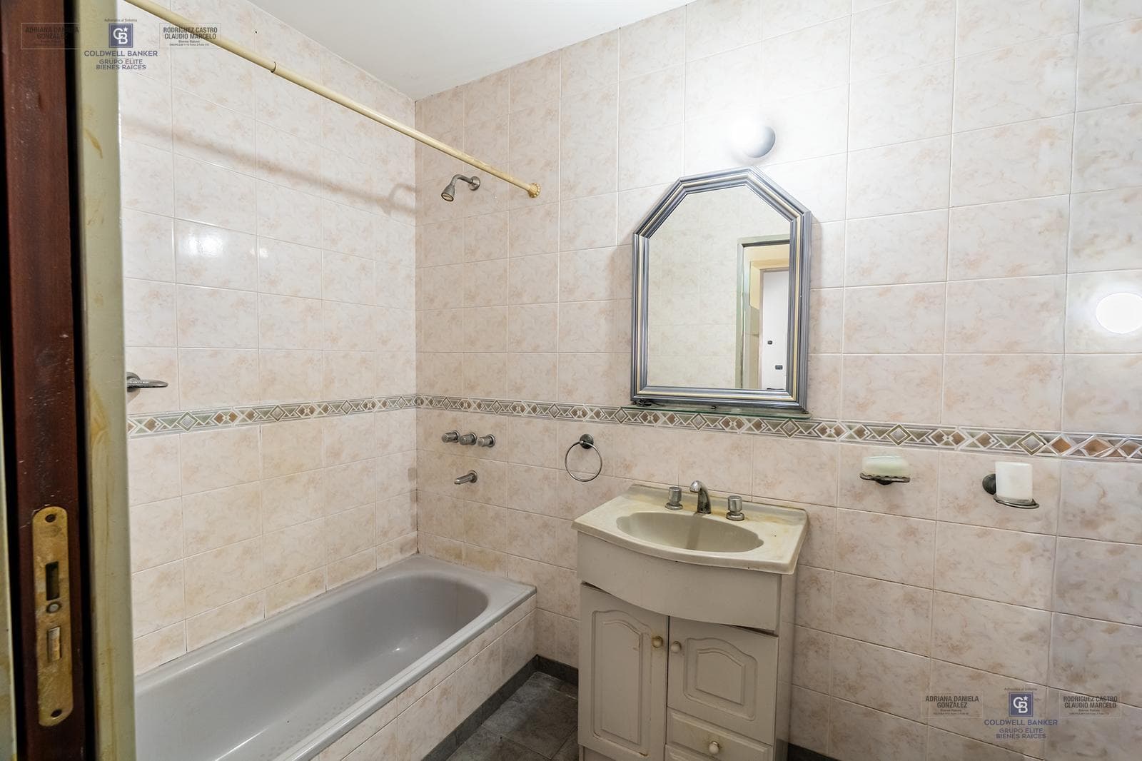 HOUSE FOR SALE IN REMEDIOS DE ESCALADA