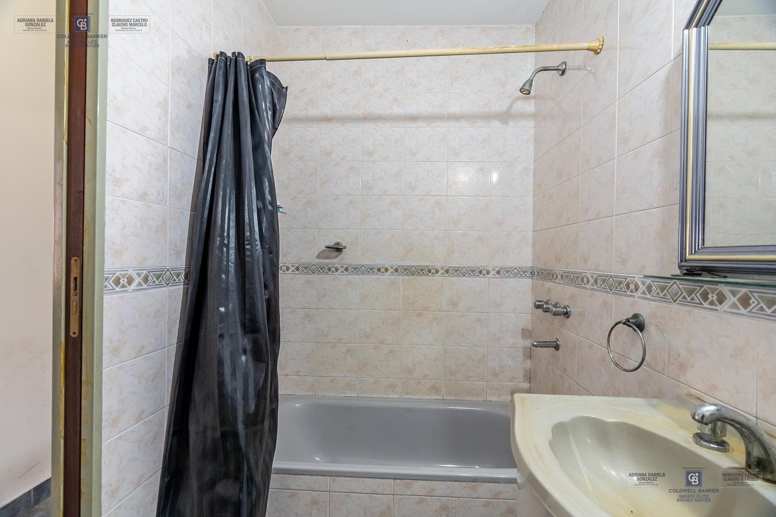 HOUSE FOR SALE IN REMEDIOS DE ESCALADA