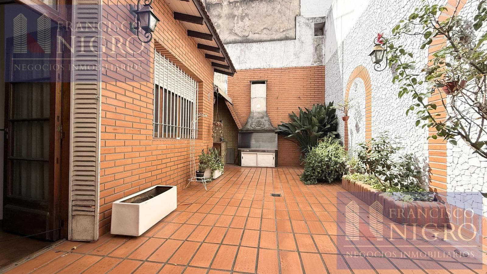 2-Bedroom Chalet-Style House with Garage in Villa Urquiza