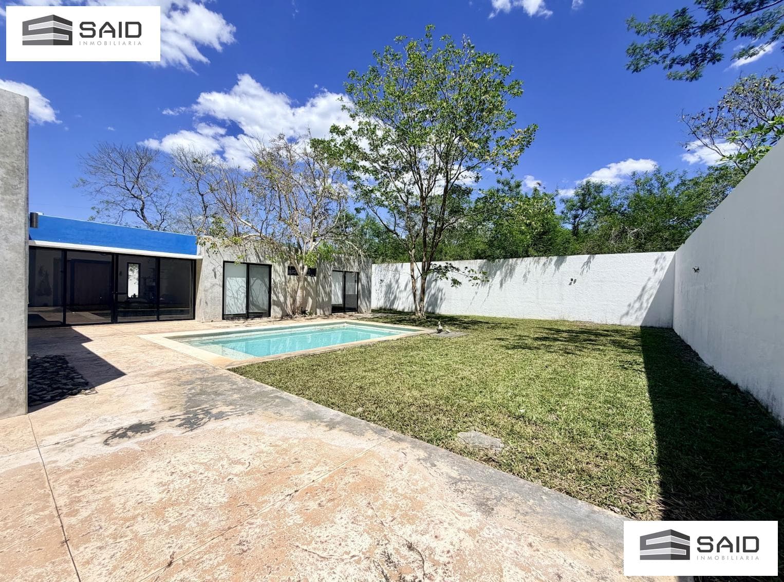 Single-story house for sale with a large lot in Cholul