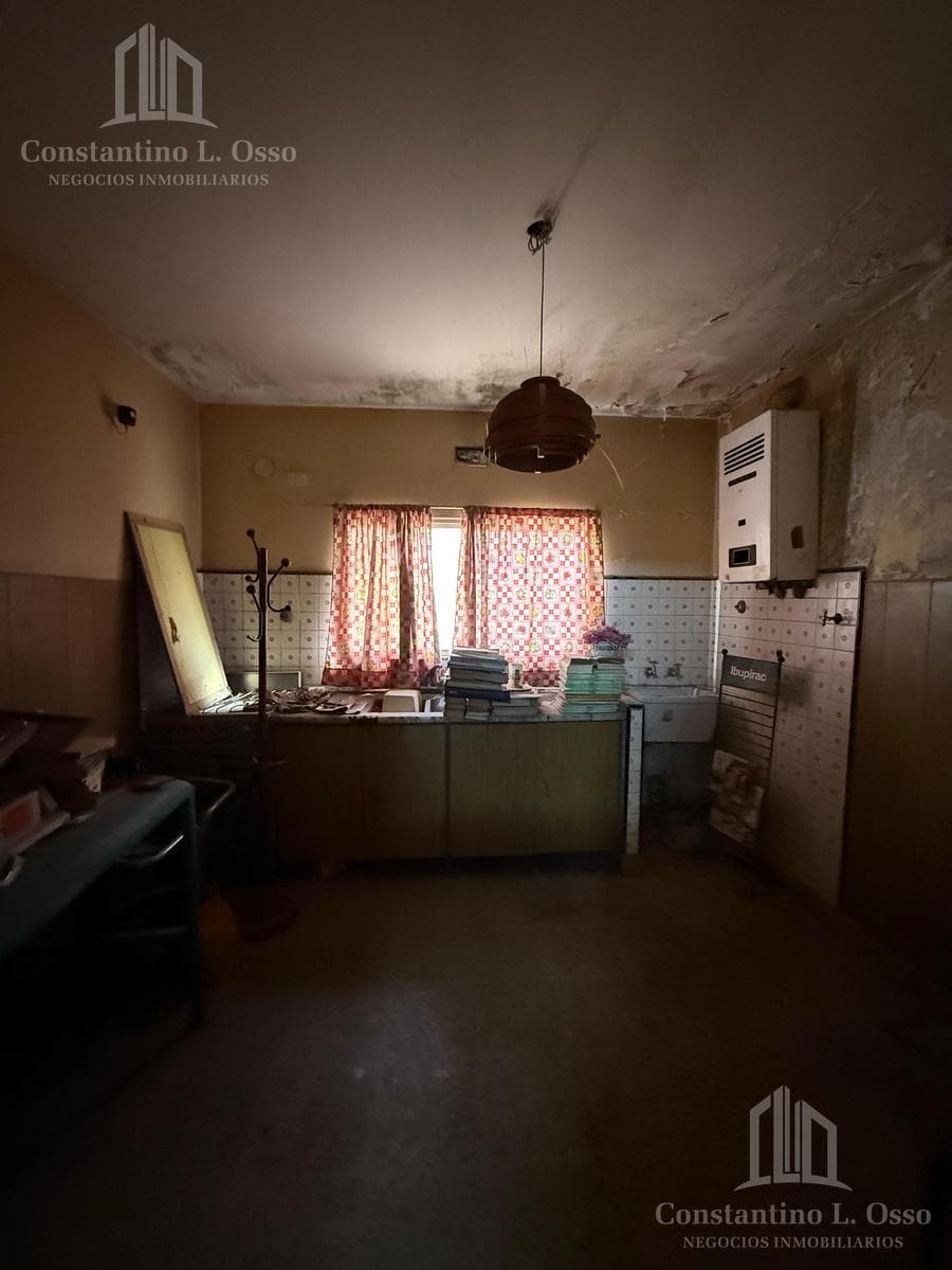 Corner house on its own lot, in need of renovation - Lanús