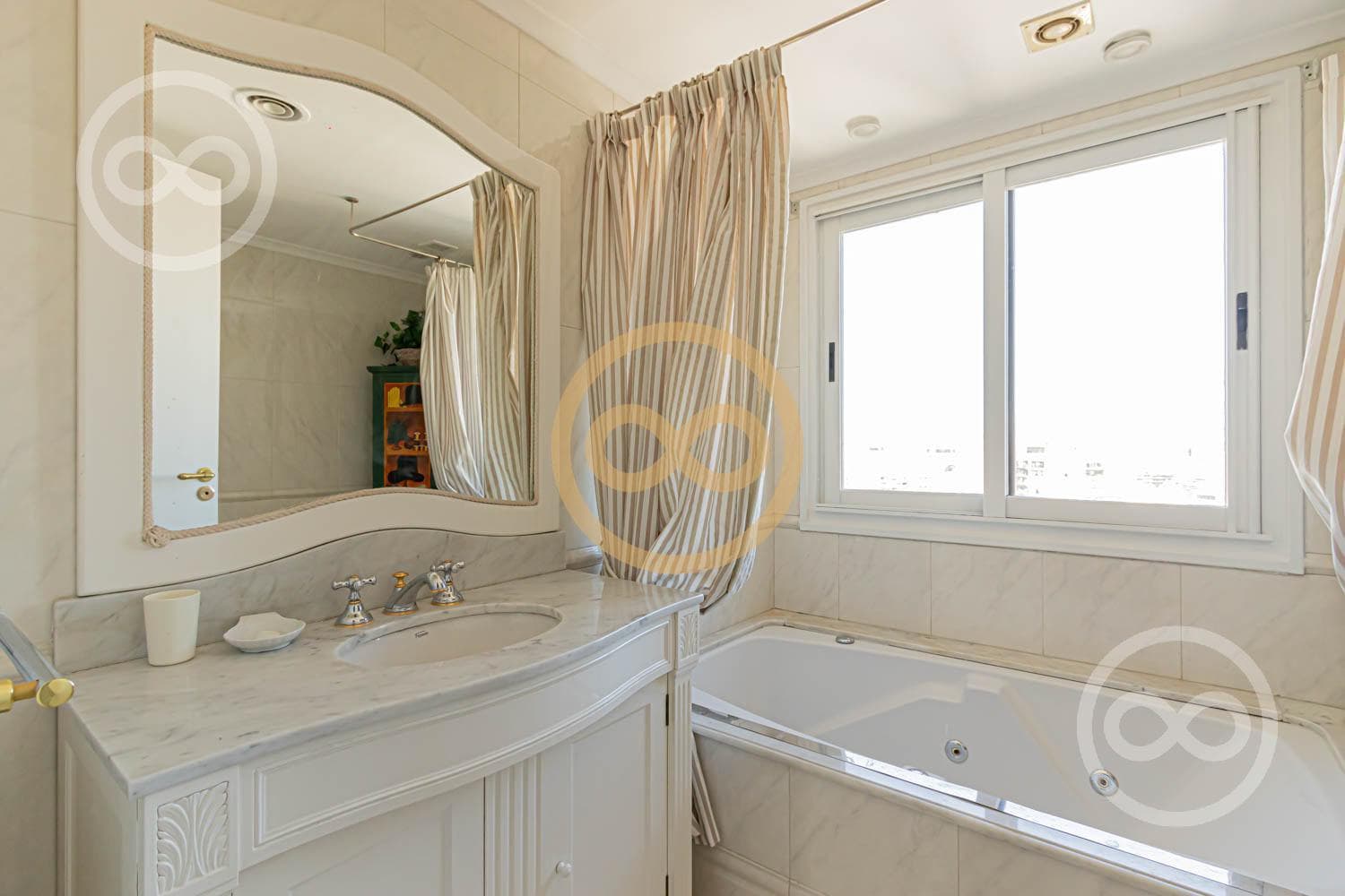 Apartment for Sale in Retiro/Recoleta: 3 or 4 En-Suite Bedrooms, 2 Parking Spaces, Premium Tower, River View