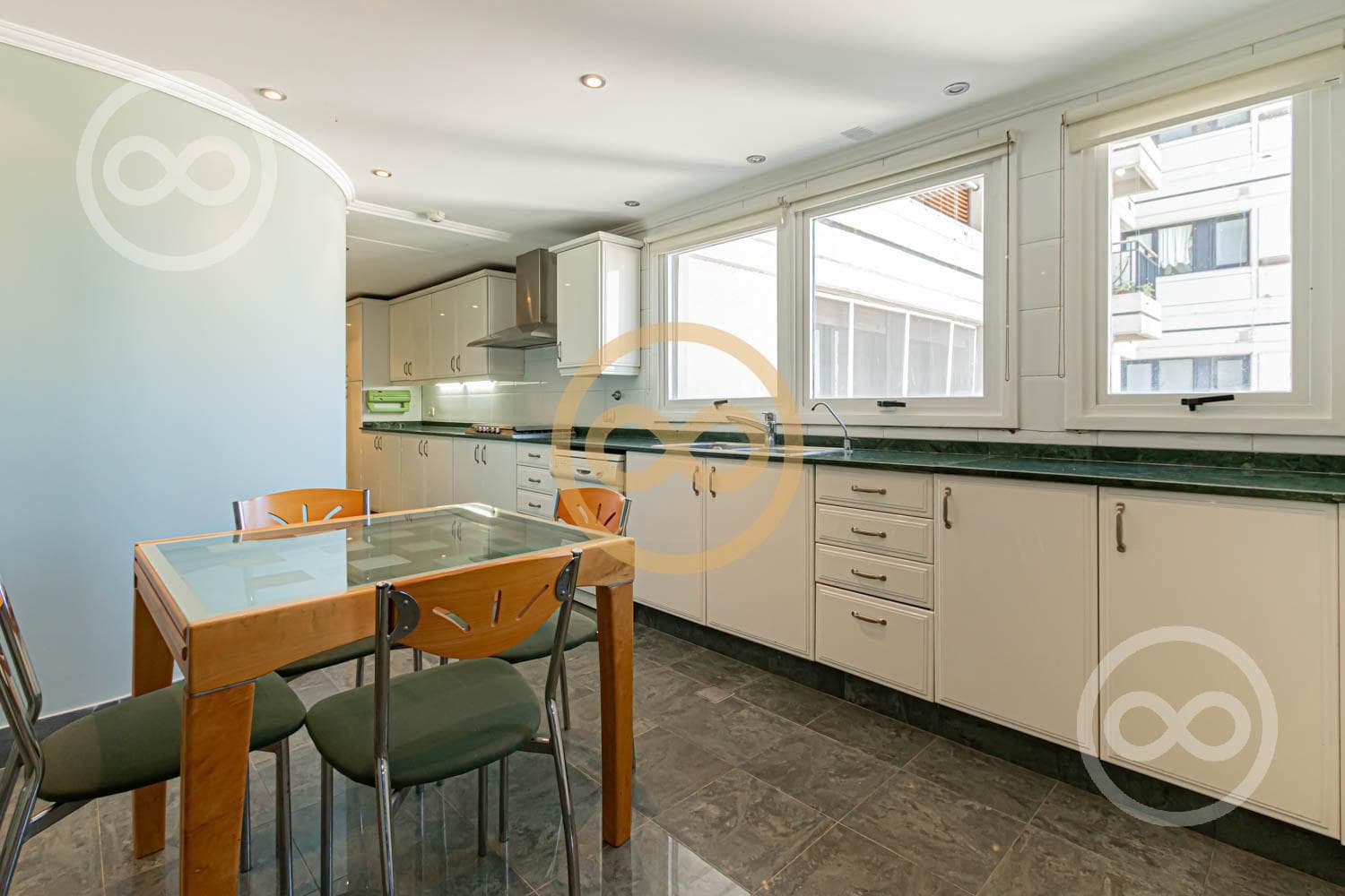Apartment for Sale in Retiro/Recoleta: 3 or 4 En-Suite Bedrooms, 2 Parking Spaces, Premium Tower, River View