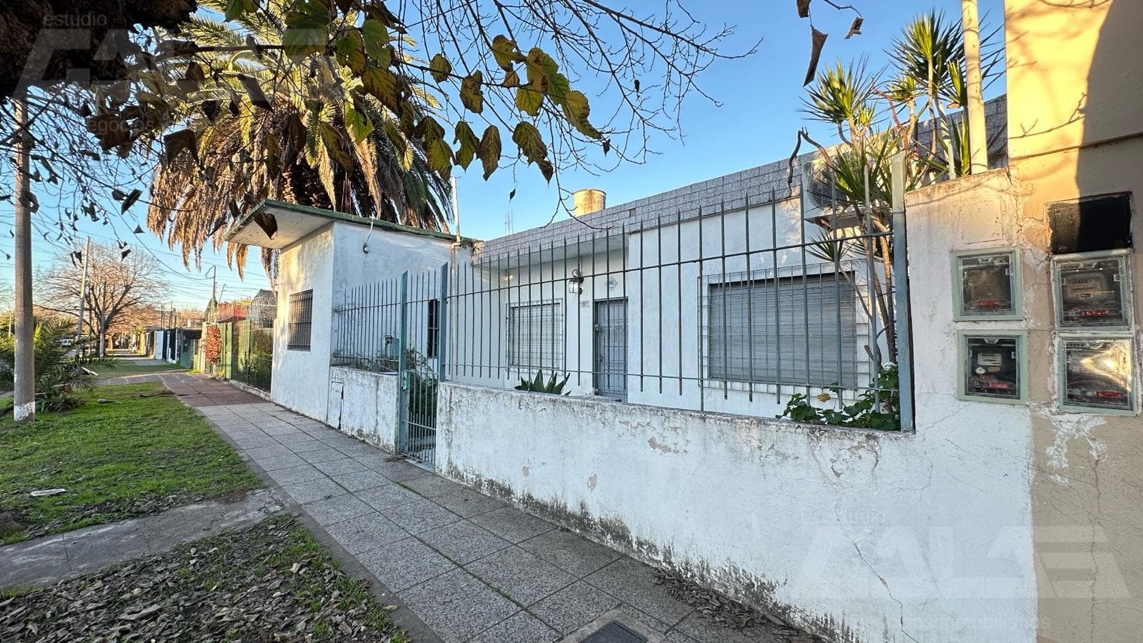 3-room house - 2 bedrooms - 1 bathroom - Needs renovation - South Ituzaingo