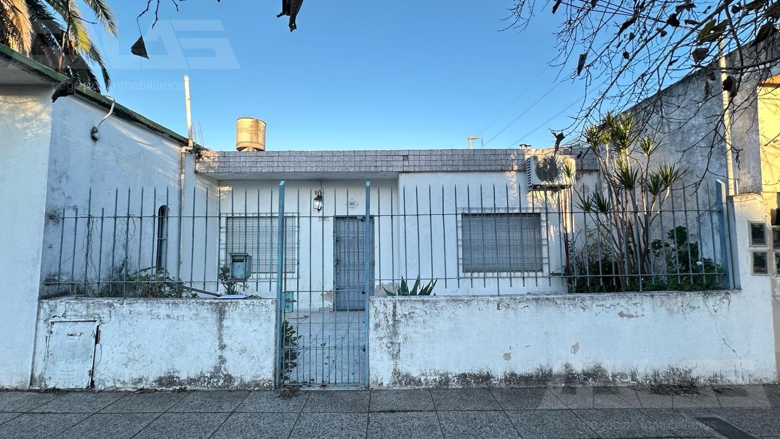 3-room house - 2 bedrooms - 1 bathroom - Needs renovation - South Ituzaingo