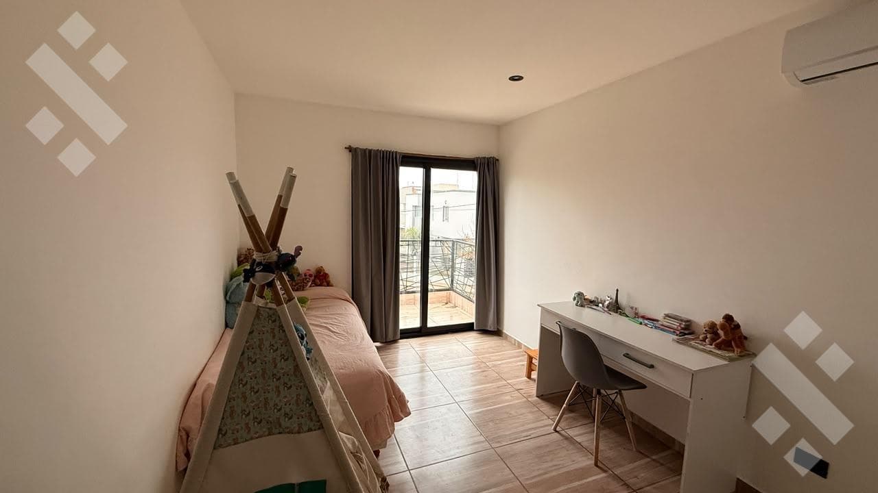 3-BEDROOM DUPLEX FOR SALE - LOS LIRIOS NEIGHBORHOOD, CIPOLLETI