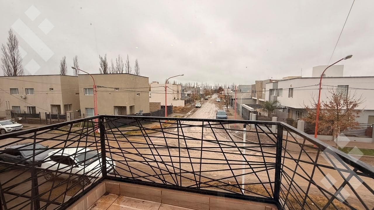 3-BEDROOM DUPLEX FOR SALE - LOS LIRIOS NEIGHBORHOOD, CIPOLLETI