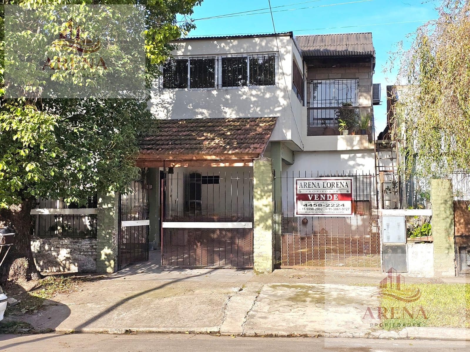 Two detached houses with a pool and barbecue—ideal for a multi-family home