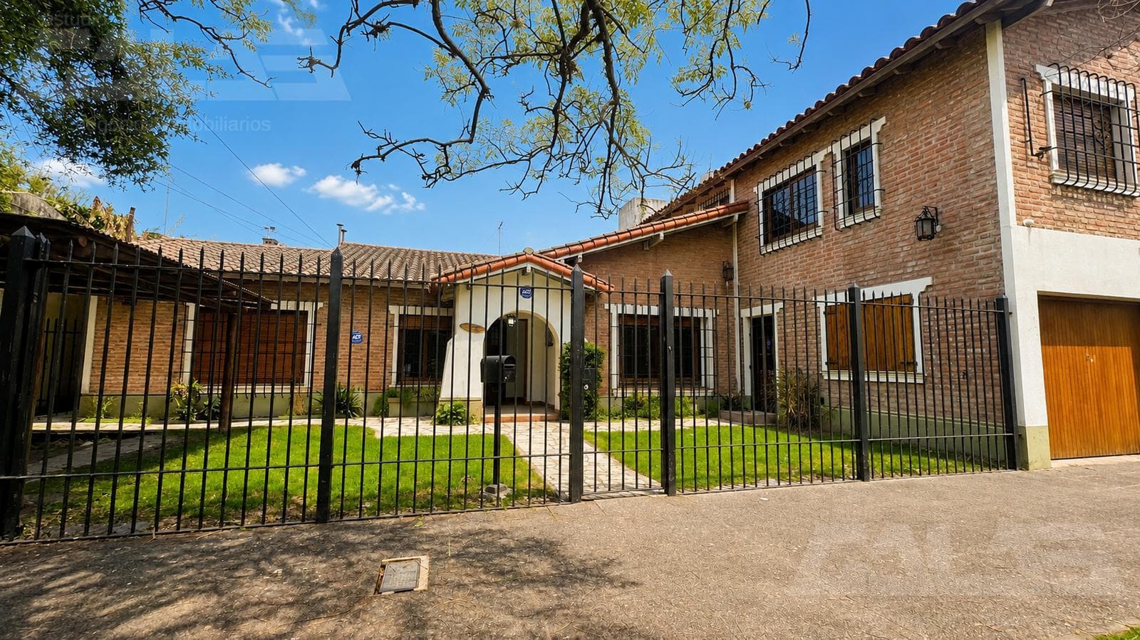 HOUSE | 5 ROOMS | SWIMMING POOL | GREAT POTENTIAL | 4-CAR GARAGE | SOUTHERN DOWNTOWN ITUZAINGÓ