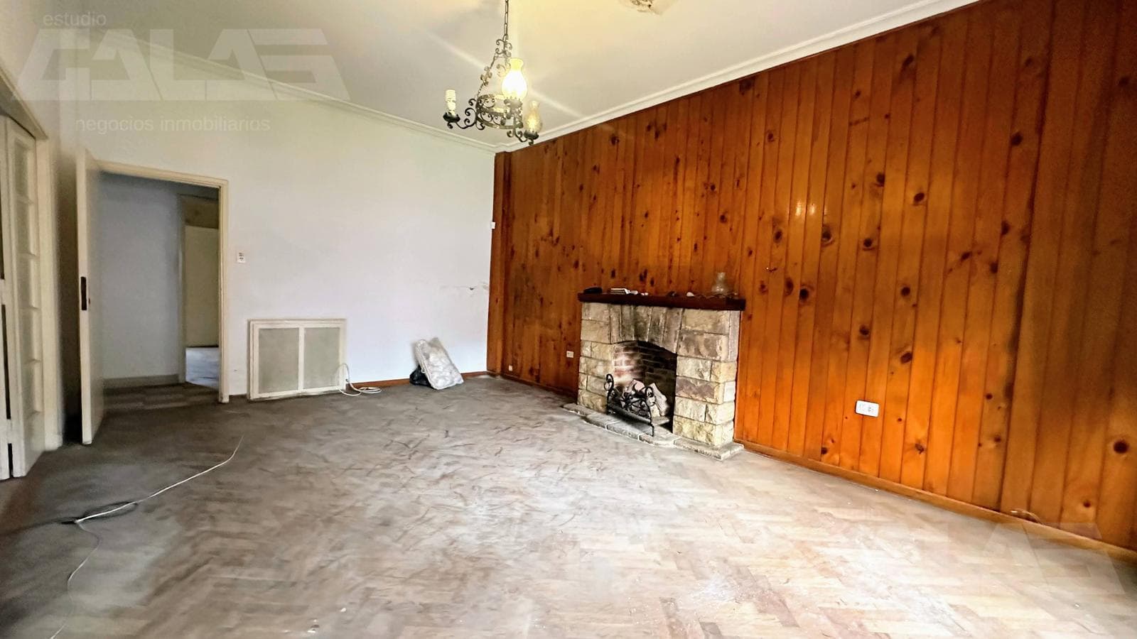 HOUSE | 5 ROOMS | SWIMMING POOL | GREAT POTENTIAL | 4-CAR GARAGE | SOUTHERN DOWNTOWN ITUZAINGÓ