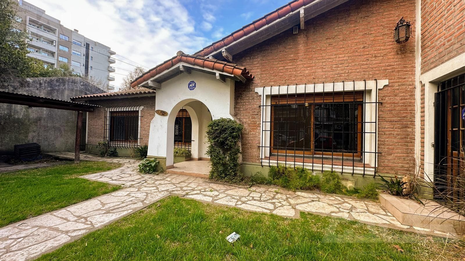 HOUSE | 5 ROOMS | SWIMMING POOL | GREAT POTENTIAL | 4-CAR GARAGE | SOUTHERN DOWNTOWN ITUZAINGÓ