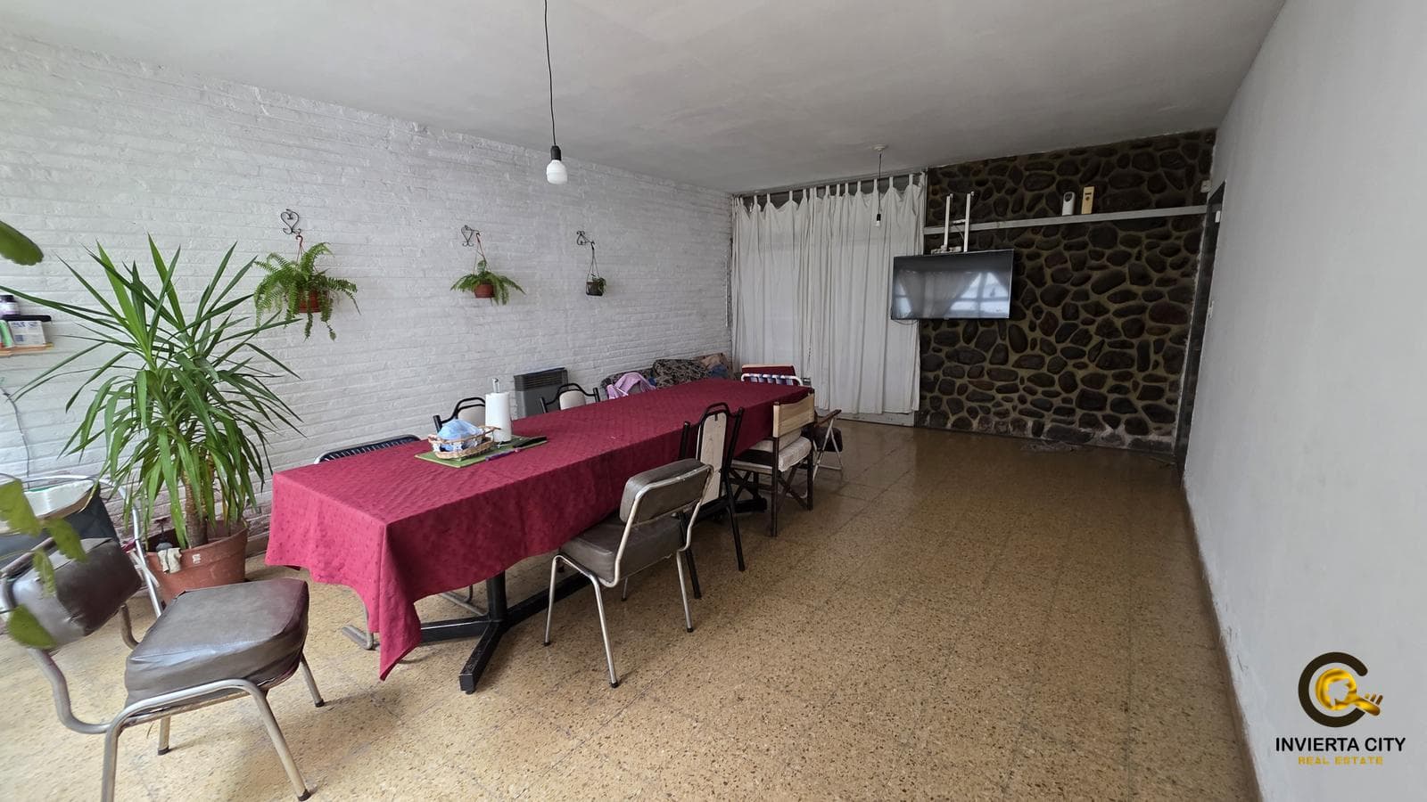 Opportunity in the Crisol Neighborhood: Spacious 4-bedroom house in need of renovation in Crisol