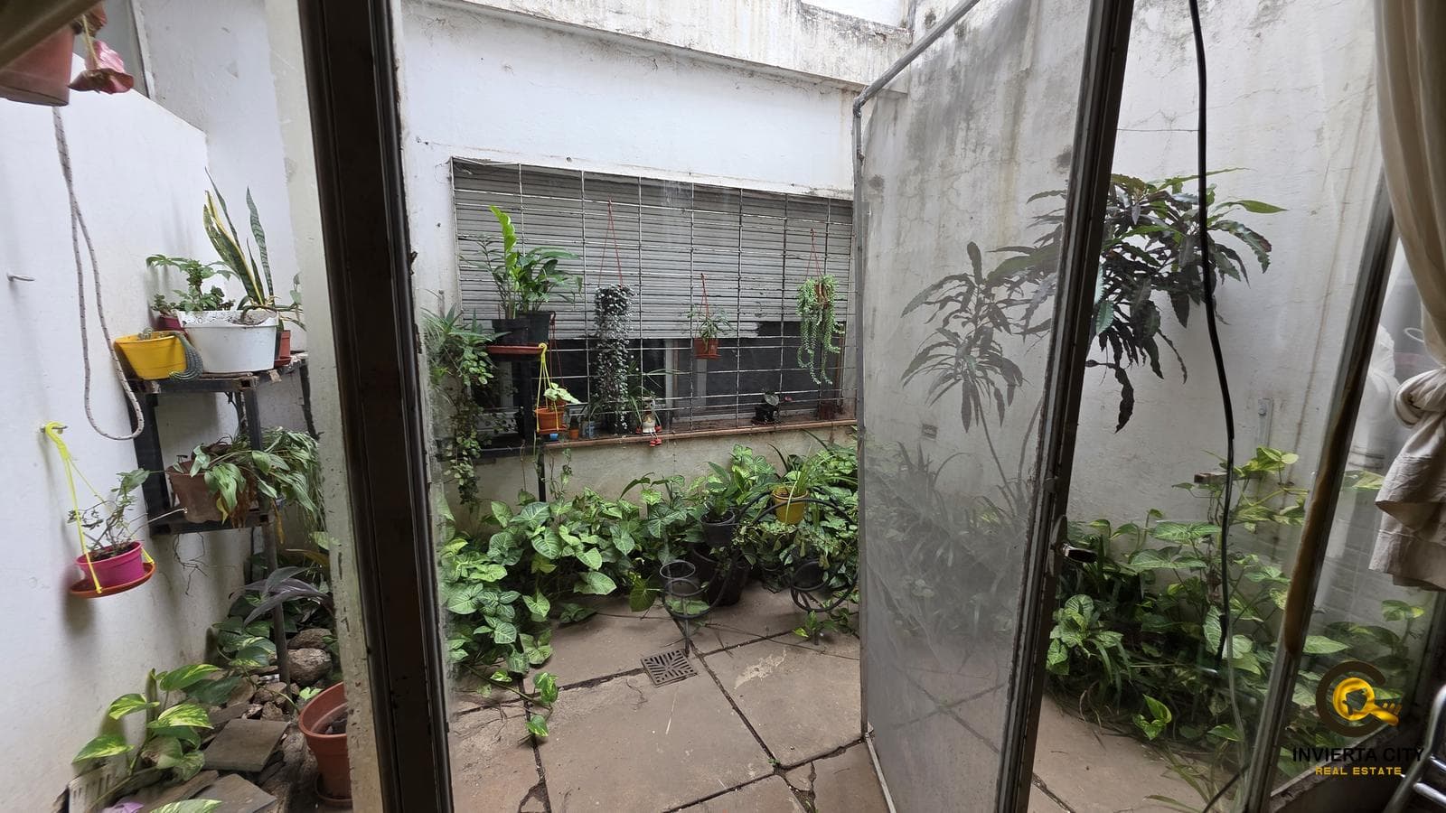 Opportunity in the Crisol Neighborhood: Spacious 4-bedroom house in need of renovation in Crisol