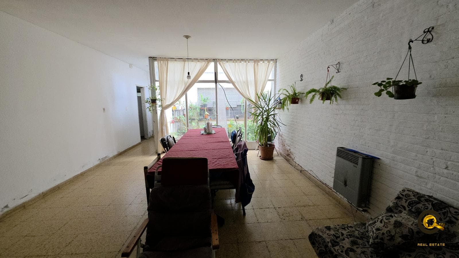 Opportunity in the Crisol Neighborhood: Spacious 4-bedroom house in need of renovation in Crisol