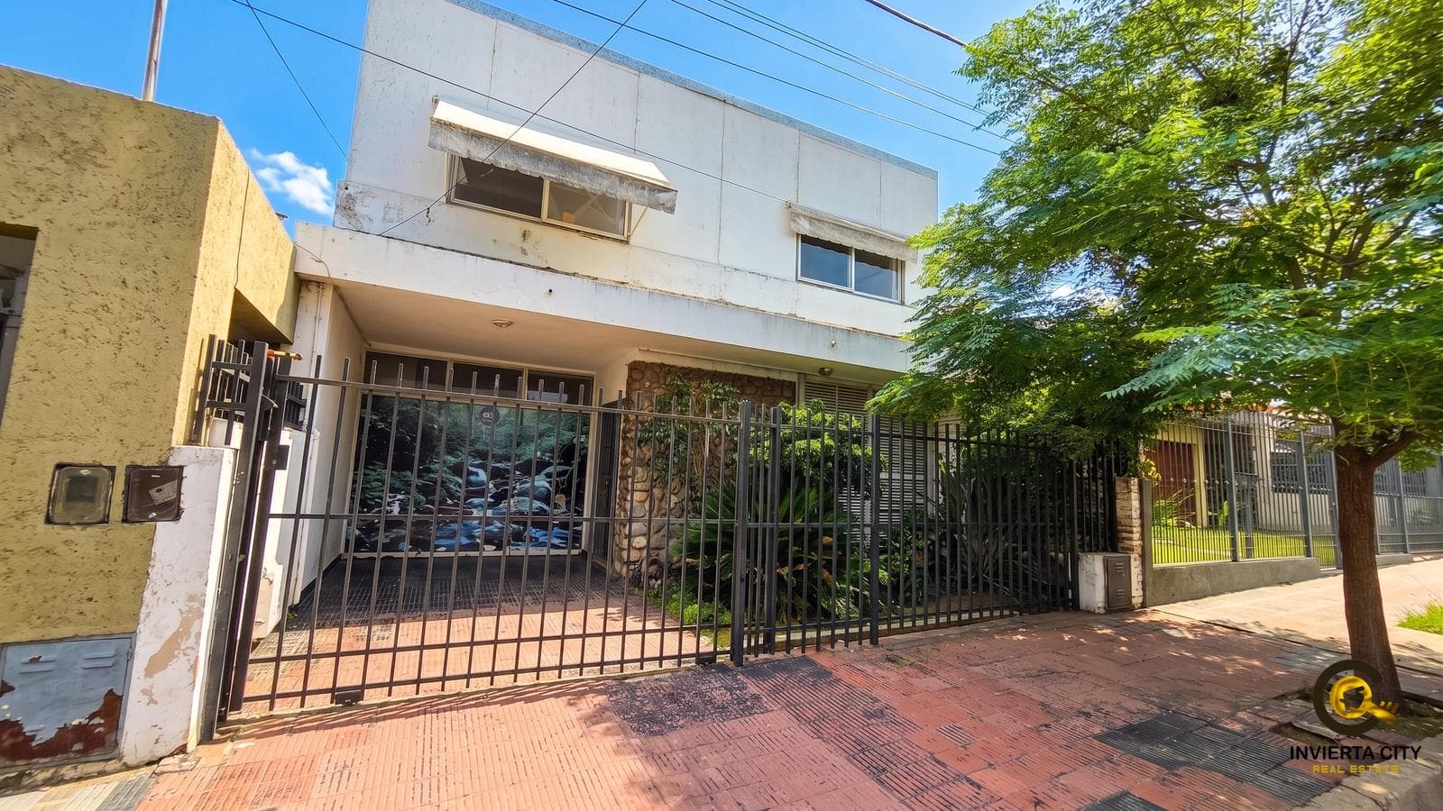 Opportunity in the Crisol Neighborhood: Spacious 4-bedroom house in need of renovation in Crisol
