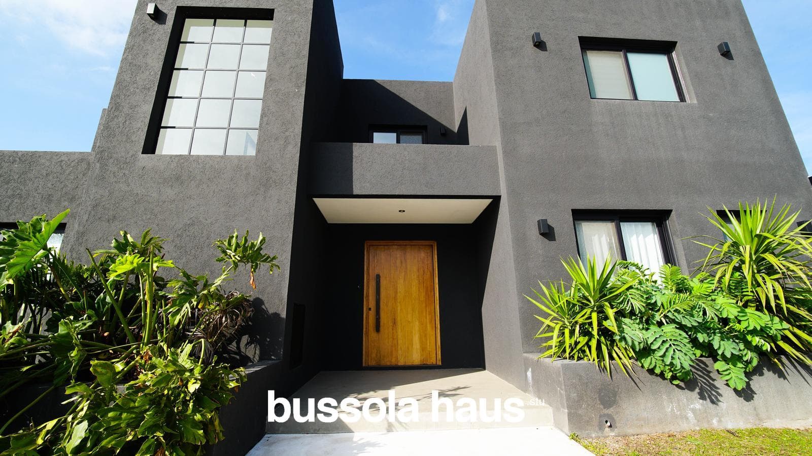 5-room lakefront house for sale with a pool and garage in Cantón Norte, Escobar