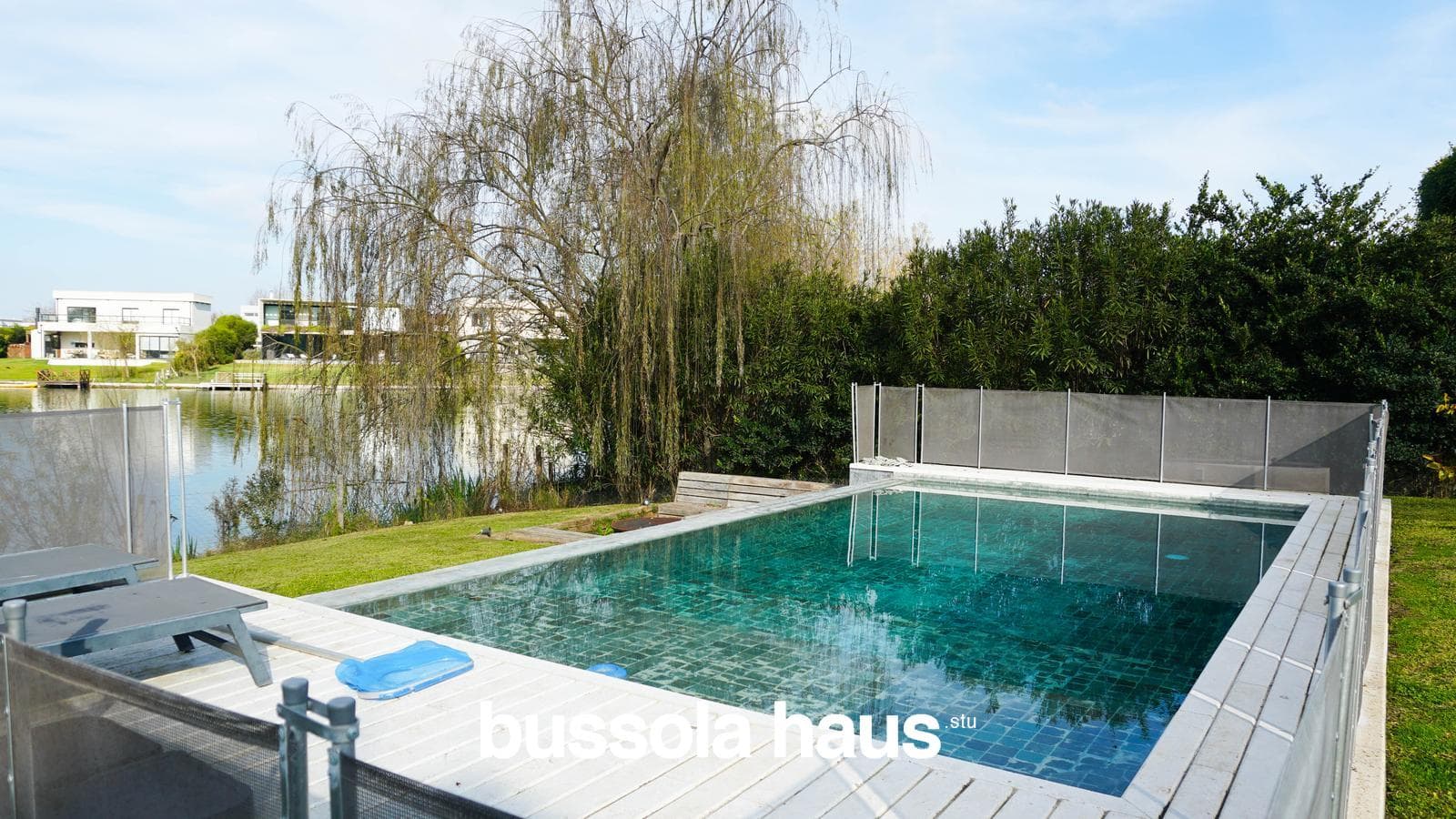5-room lakefront house for sale with a pool and garage in Cantón Norte, Escobar