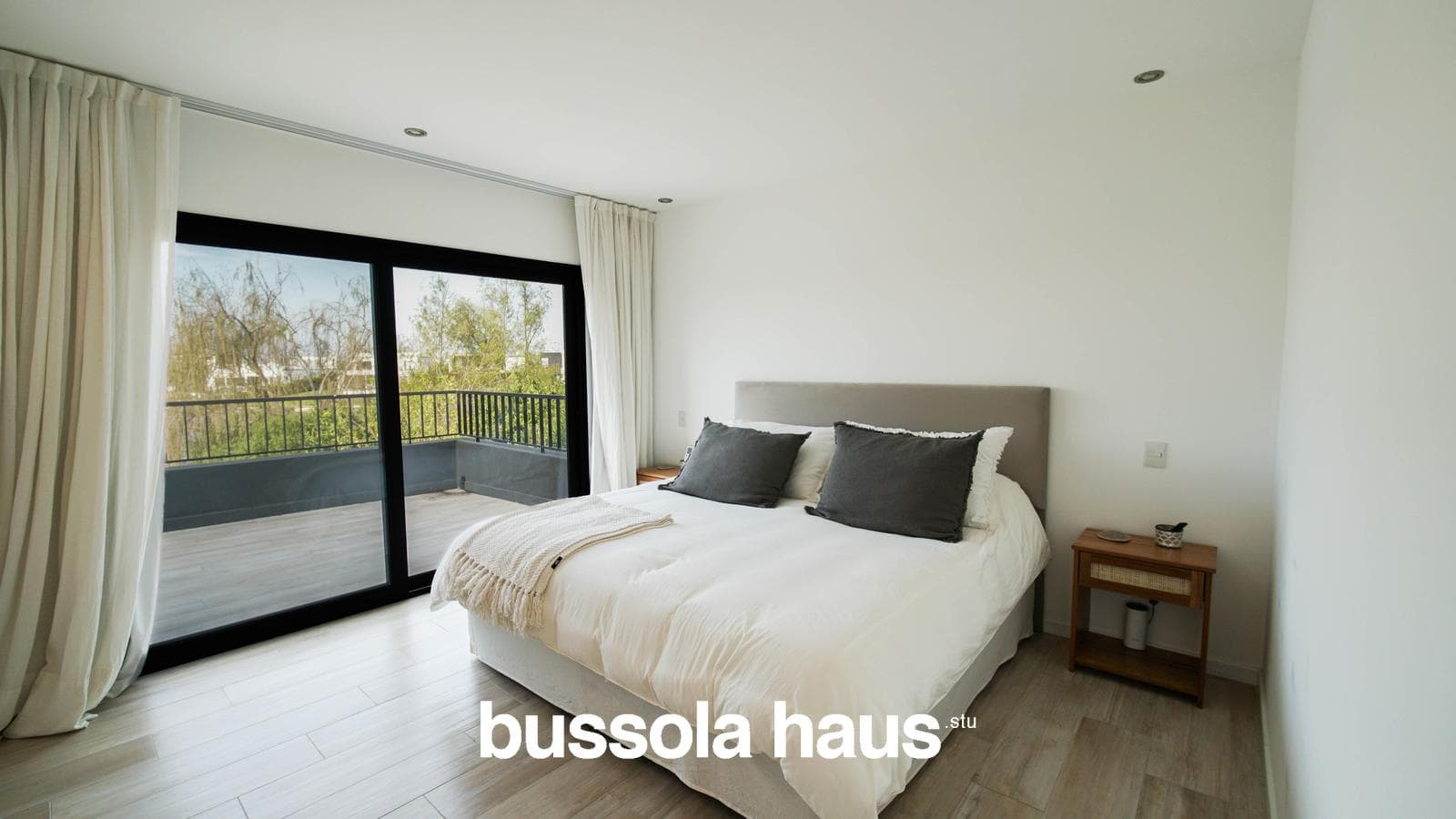 5-room lakefront house for sale with a pool and garage in Cantón Norte, Escobar