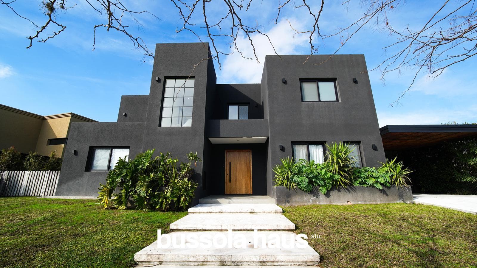 5-room lakefront house for sale with a pool and garage in Cantón Norte, Escobar