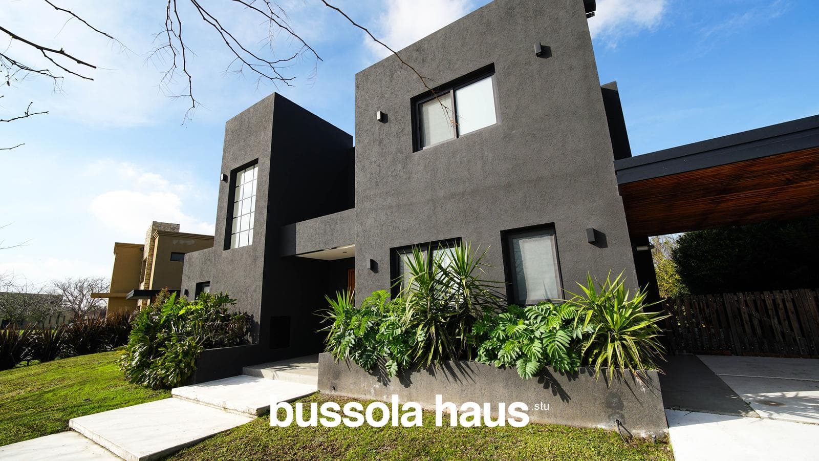 5-room lakefront house for sale with a pool and garage in Cantón Norte, Escobar