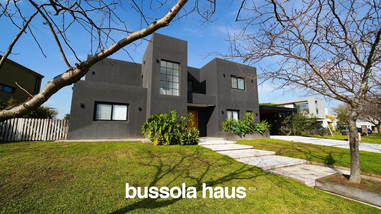 5-room lakefront house for sale with a pool and garage in Cantón Norte, Escobar