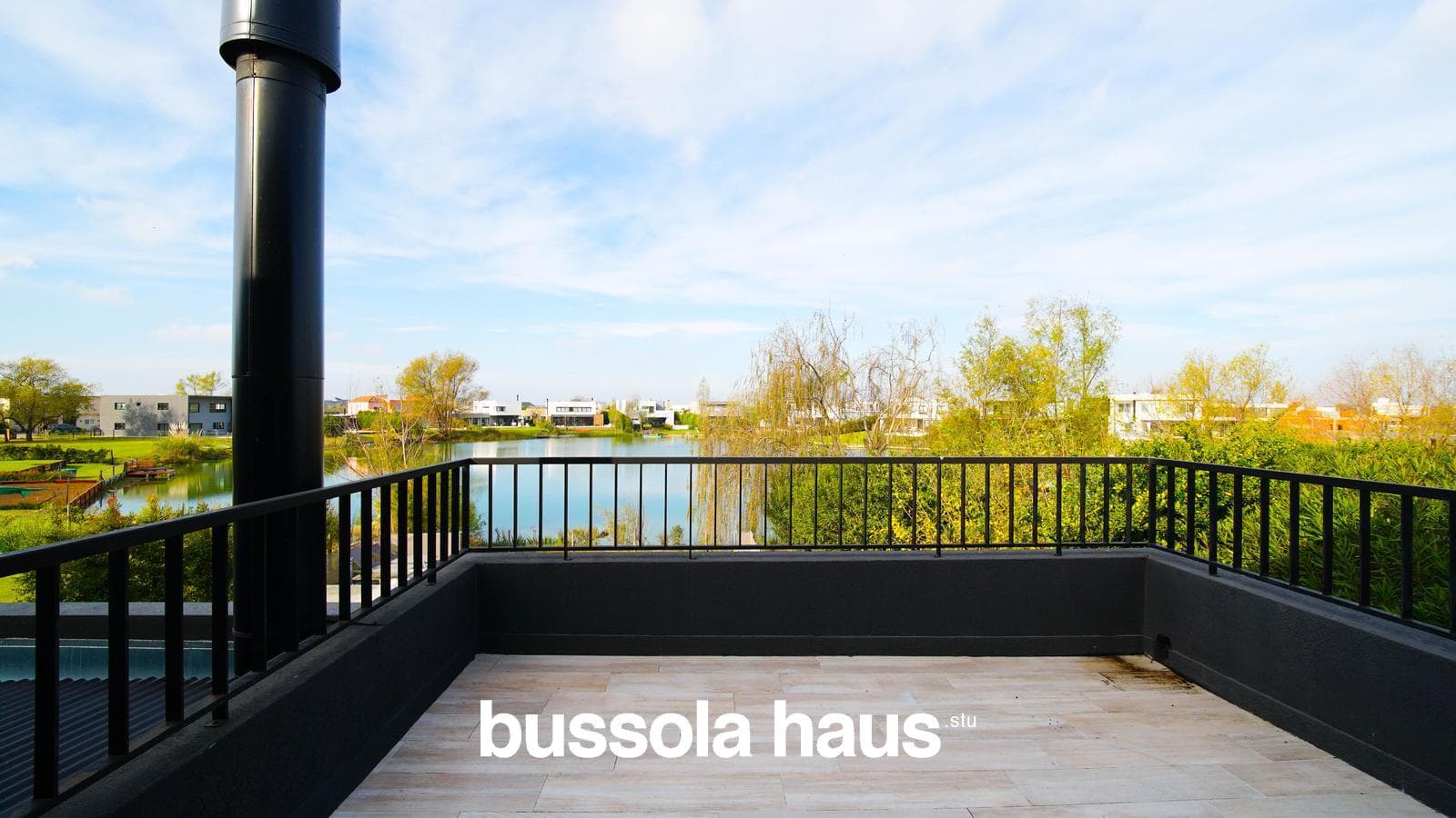 5-room lakefront house for sale with a pool and garage in Cantón Norte, Escobar